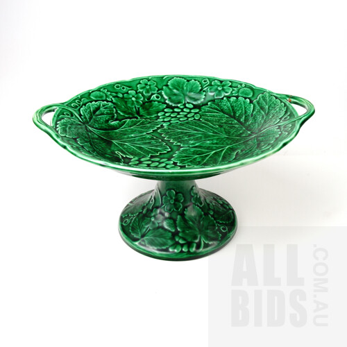 Wedgwood Etruria Emerald Green Majolica Strawberry Vine Embossed Cake Stand and Four Matching Plates