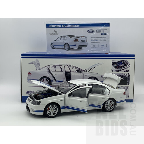 Classic Carlectables 2005 Ford Gt MKii Winter White With Vivid Blue Stripes 0156/500 1:18 Scale Model Car