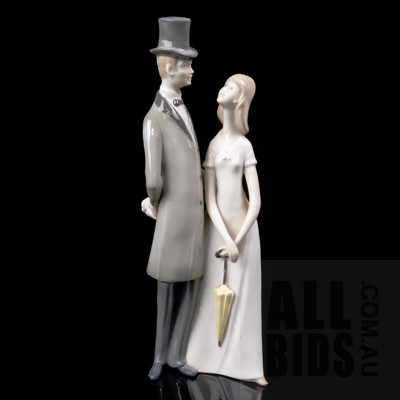 GDR Figurine - Courting Couple