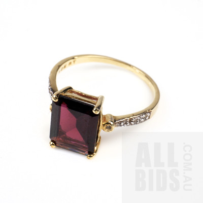 10ct Yellow Gold Ring with Red Paste, 2.1g