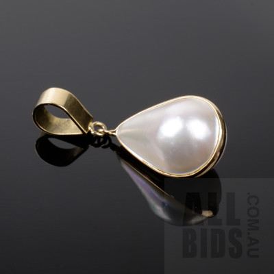 Pear Shaped Double Sided Mabe Pearl Drop in 18ct Yellow Gold Setting, 4.3g