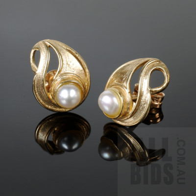 Pair of 9ct Yellow Gold Stud Earrings with Half Pearl, 2.35g