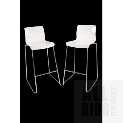 Pair of Contemporary Bar Stools with White Plastic Moulded Seats and Chrome Legs