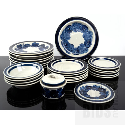 Arabia Finland Ceramics Including Eight Mains Plates and One Side Plate by Ulla Procope