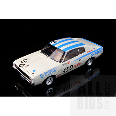 Classic Carlectables - 1971 Leo Geoghegan/Peter brown E38 R/T Dodge Charger - 1:18 Scale Model Car