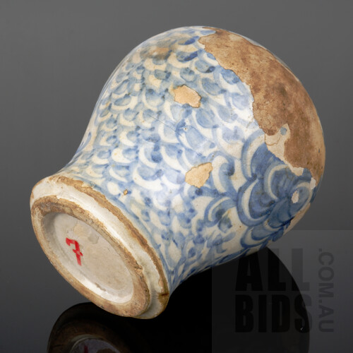 Chinese Late Ming Swatow Ware Blue and White Squat Meiping Vase Decorated with A Phoenix, Glaze Loss, 17th Century