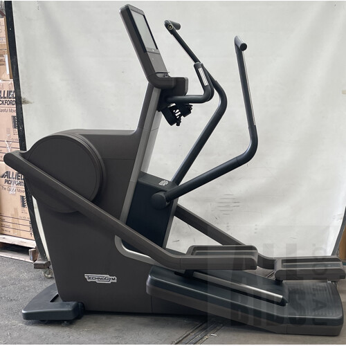 Technogym Artis Synchro - DB503V - Elliptical Cross Trainer 