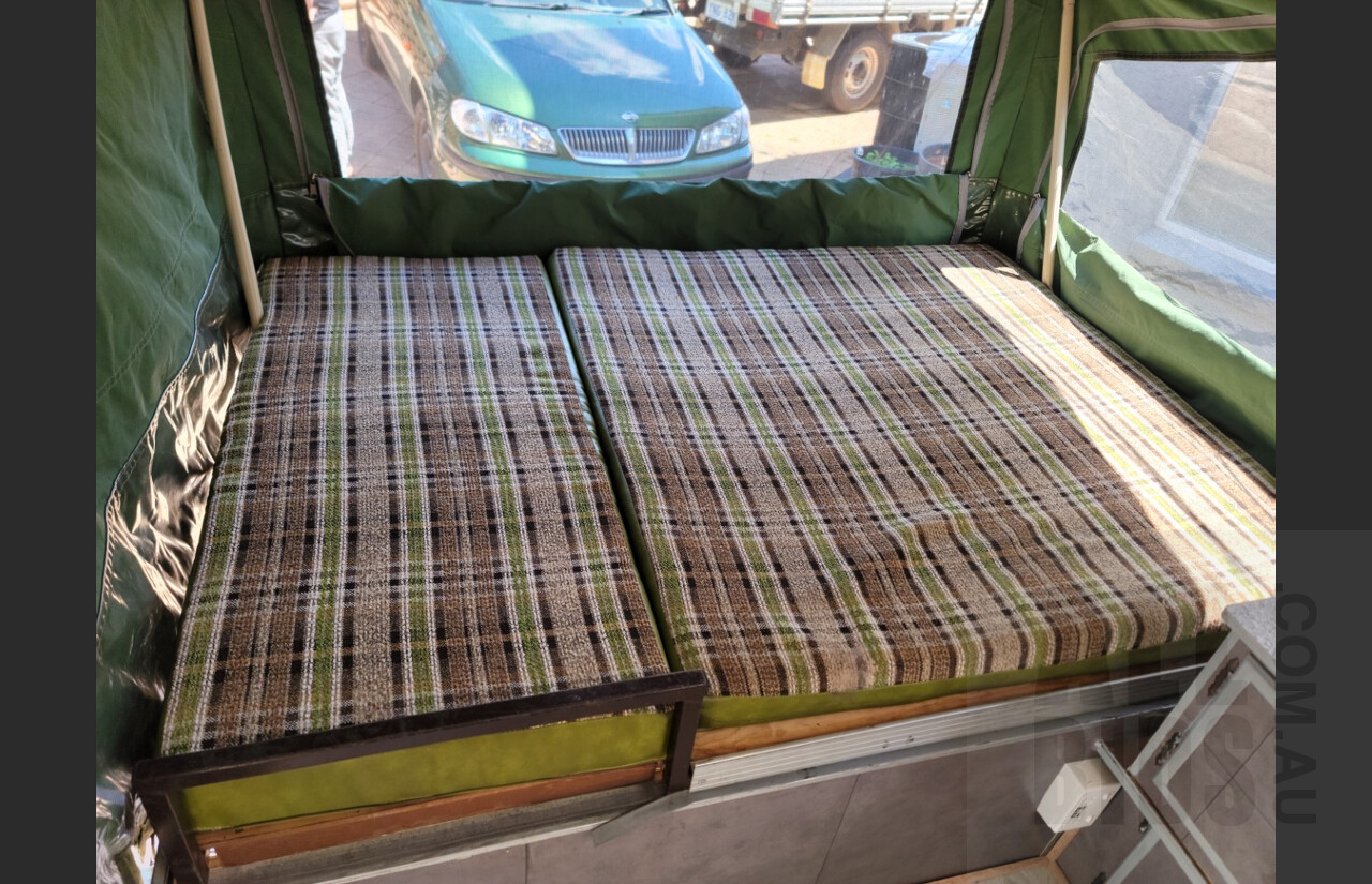 1/1984 Coleman Pop-up Camper