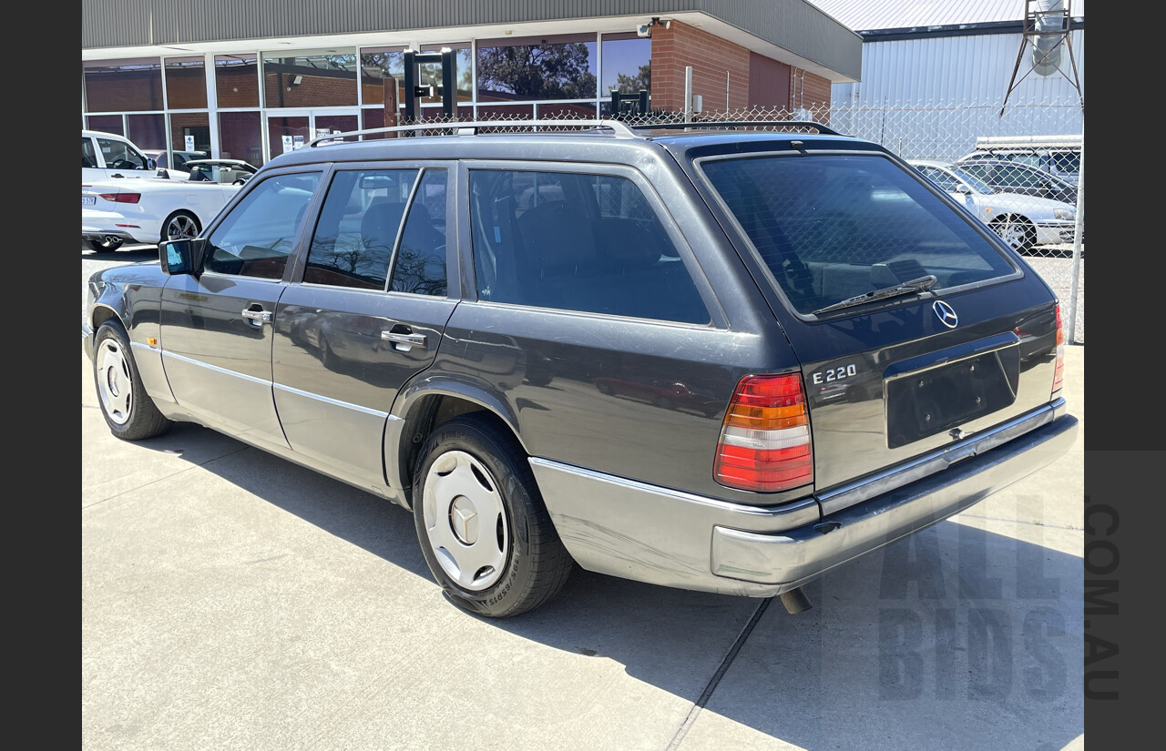 1/1996 Mercedes-Benz E220  4d Wagon Black 2.2L