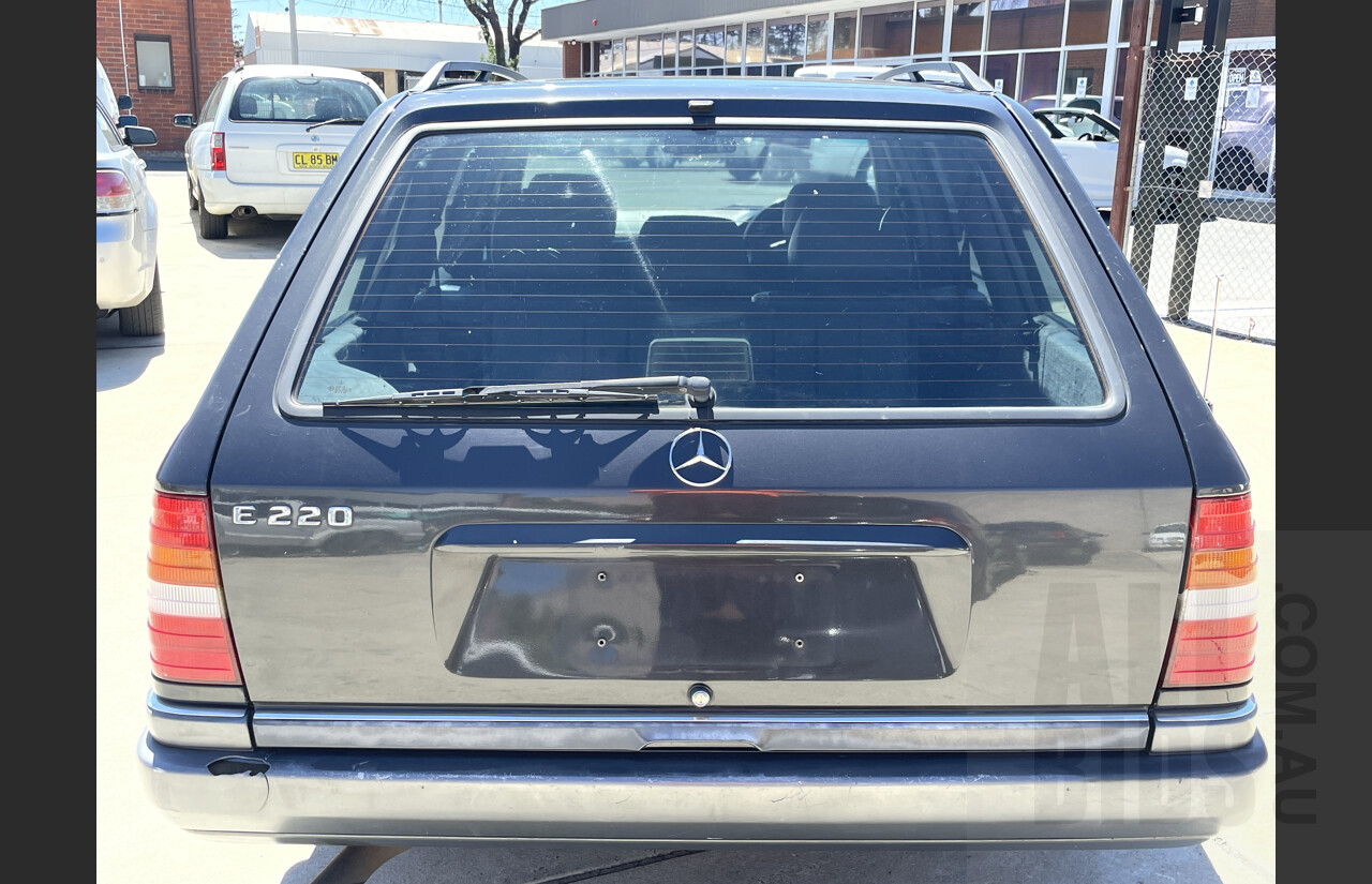 1/1996 Mercedes-Benz E220  4d Wagon Black 2.2L