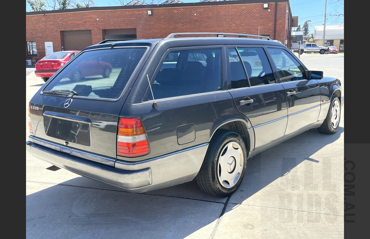 1/1996 Mercedes-Benz E220  4d Wagon Black 2.2L