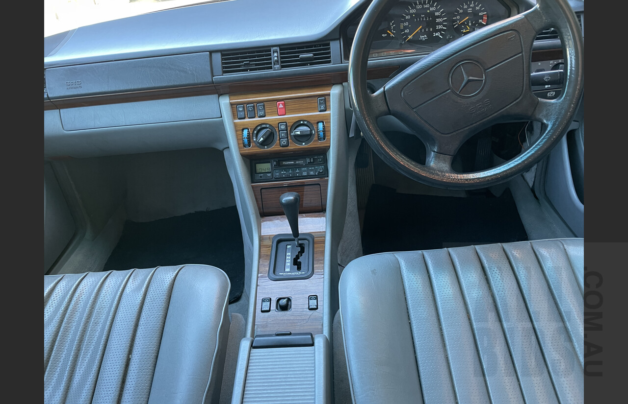 1/1996 Mercedes-Benz E220  4d Wagon Black 2.2L