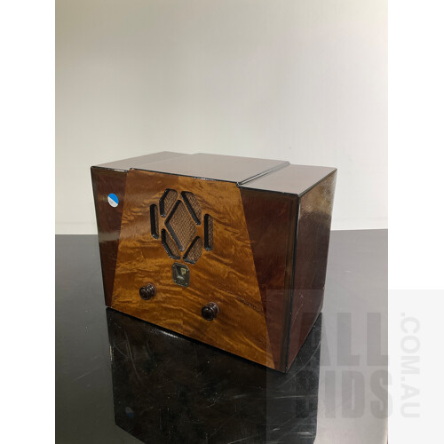 Rare Wonderful 1930s STC Radio in Polished Wooden Cabinet With Contrasting Grain Pattern