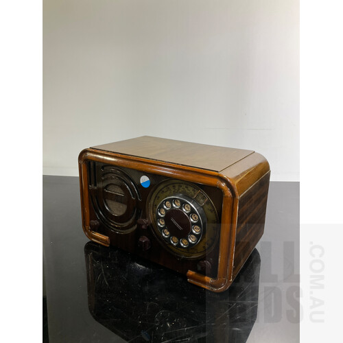 Monarch Australian Made Radio in Timber Case Under Licence From ARTS&P Circa 1938