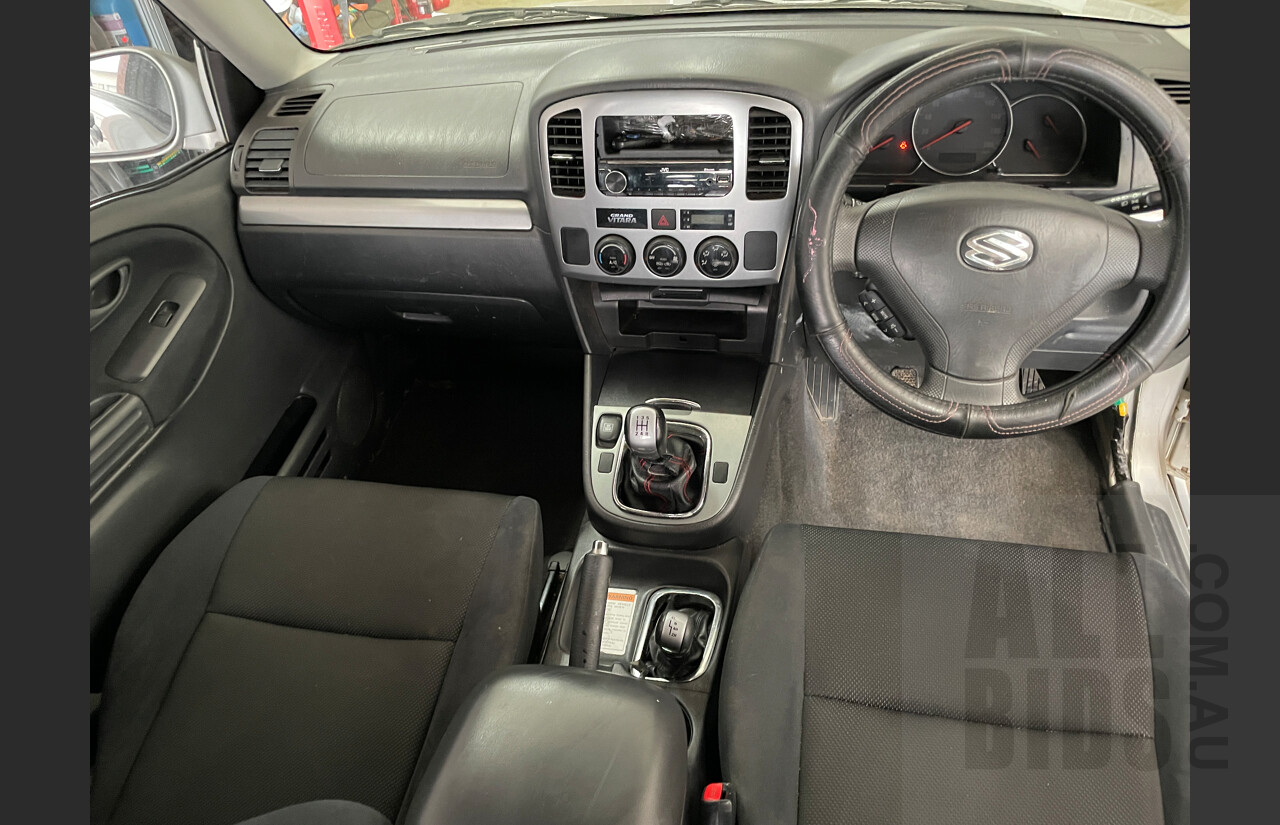 8/2004 Suzuki Grand Vitara Sports (4x4)  4d Wagon Silver 2.5L