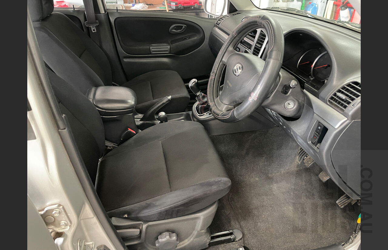 8/2004 Suzuki Grand Vitara Sports (4x4)  4d Wagon Silver 2.5L