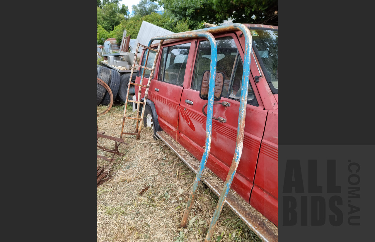 1977 Ford F250 Custom Pick-Up Blue 4.1L - Project Vehicle