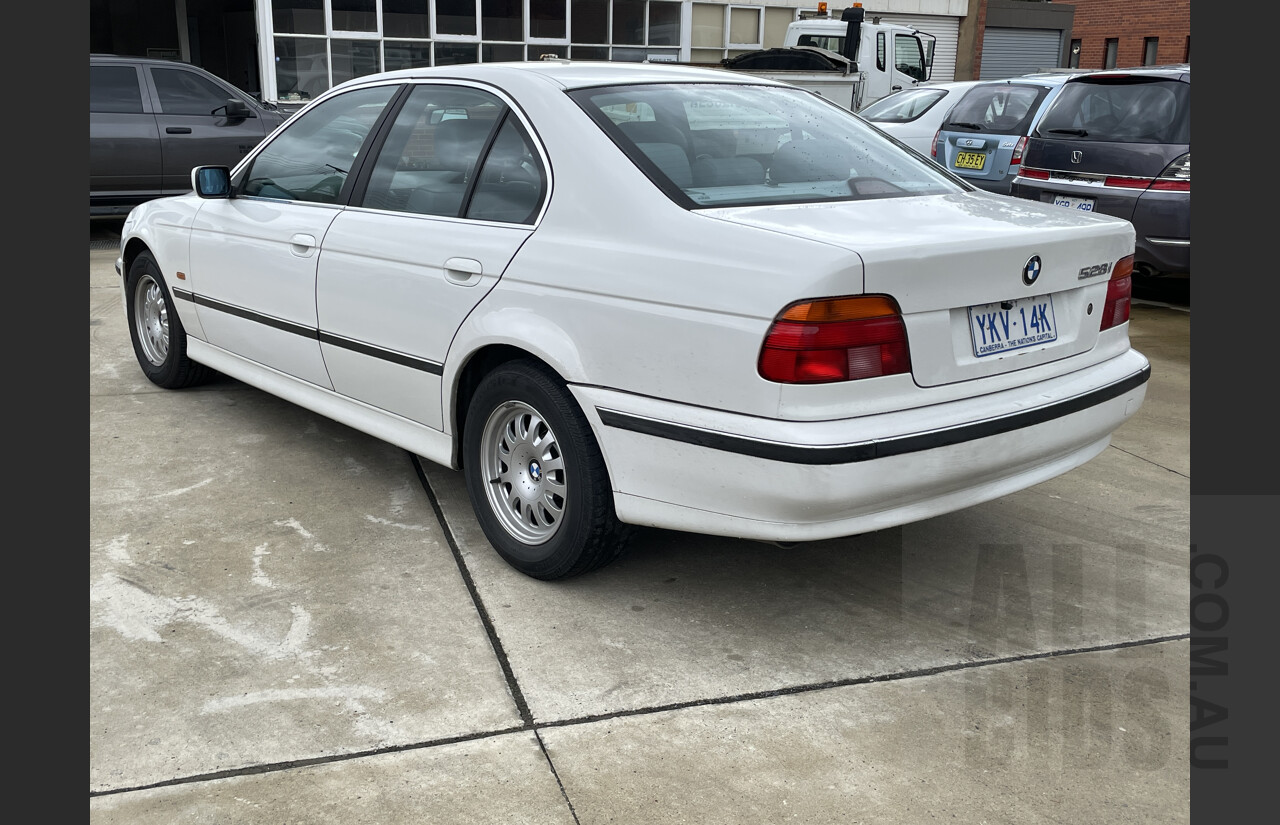 4/1998 Bmw 5 28i  4d Sedan White 2.8L