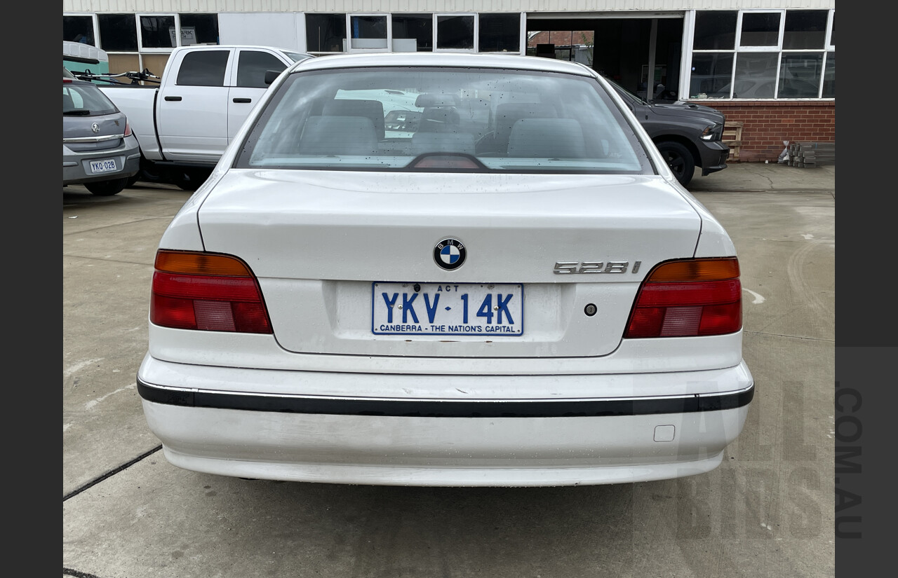 4/1998 Bmw 5 28i  4d Sedan White 2.8L