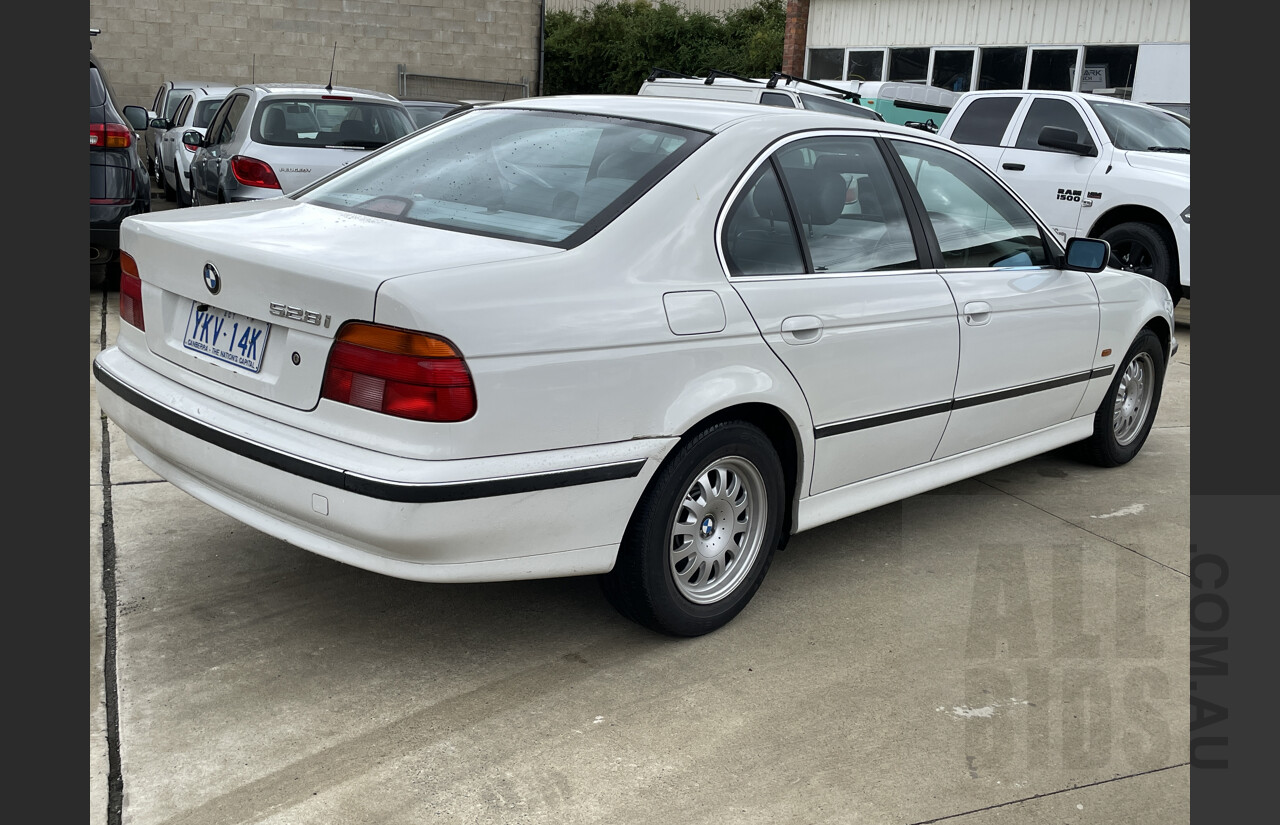 4/1998 Bmw 5 28i  4d Sedan White 2.8L