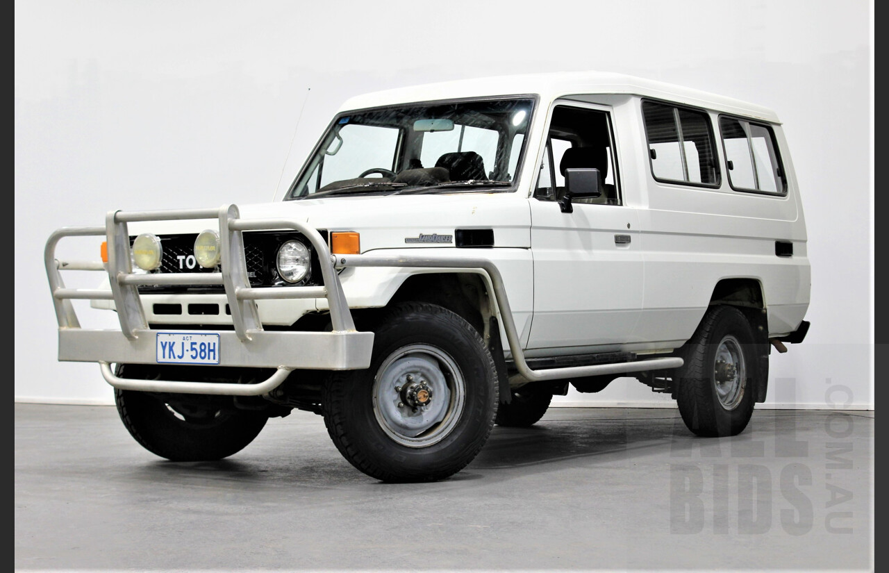 12/1989 Toyota Landcruiser (4x4) 11 Seater HJ75RV Troopcarrier White 4.0L Diesel
