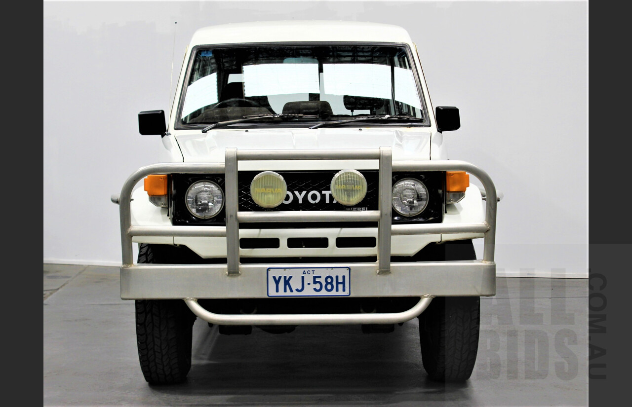 12/1989 Toyota Landcruiser (4x4) 11 Seater HJ75RV Troopcarrier White 4.0L Diesel