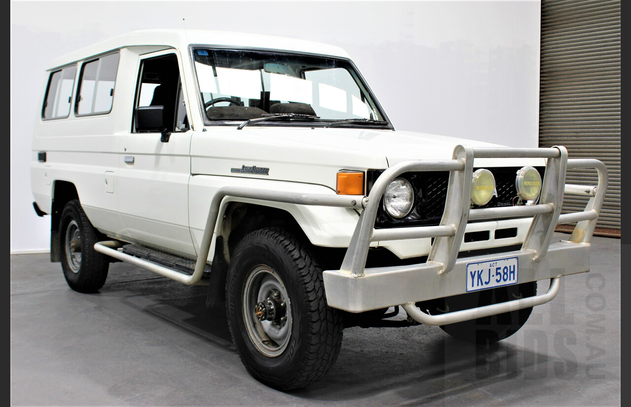 12/1989 Toyota Landcruiser (4x4) 11 Seater HJ75RV Troopcarrier White 4.0L Diesel