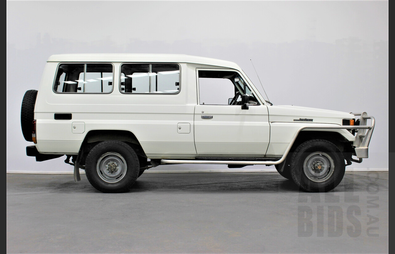 12/1989 Toyota Landcruiser (4x4) 11 Seater HJ75RV Troopcarrier White 4.0L Diesel