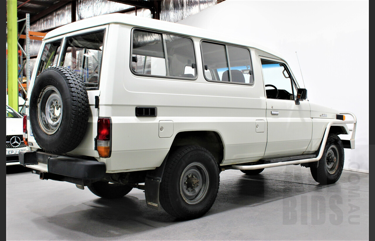 12/1989 Toyota Landcruiser (4x4) 11 Seater HJ75RV Troopcarrier White 4.0L Diesel