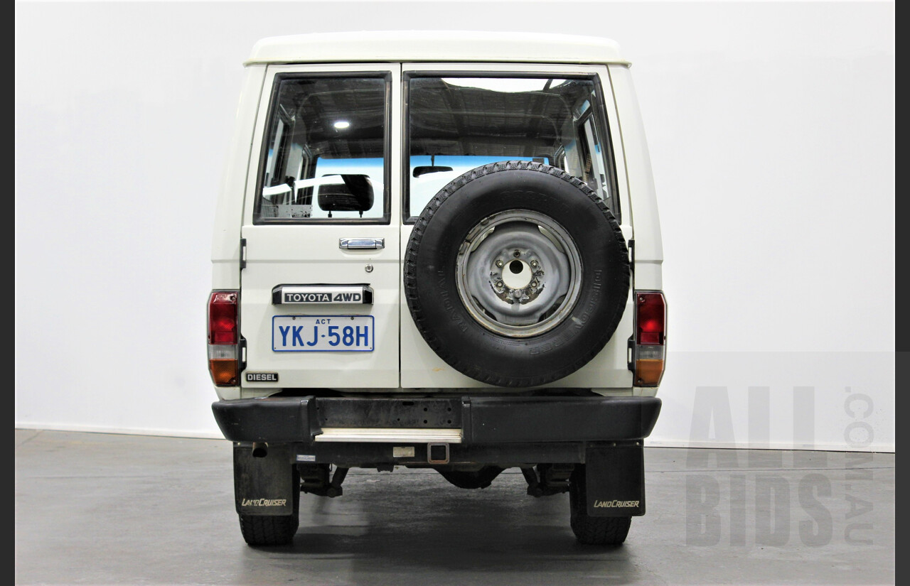 12/1989 Toyota Landcruiser (4x4) 11 Seater HJ75RV Troopcarrier White 4.0L Diesel