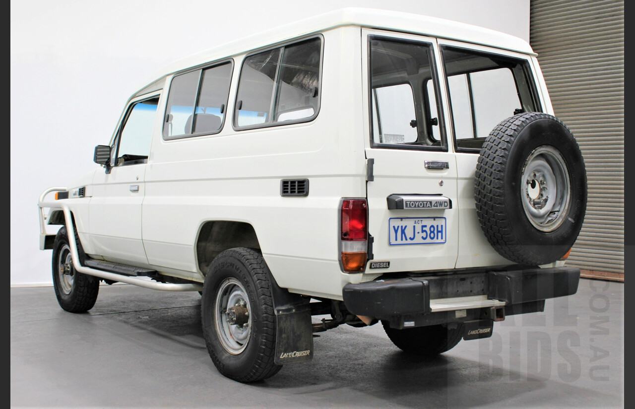 12/1989 Toyota Landcruiser (4x4) 11 Seater HJ75RV Troopcarrier White 4.0L Diesel