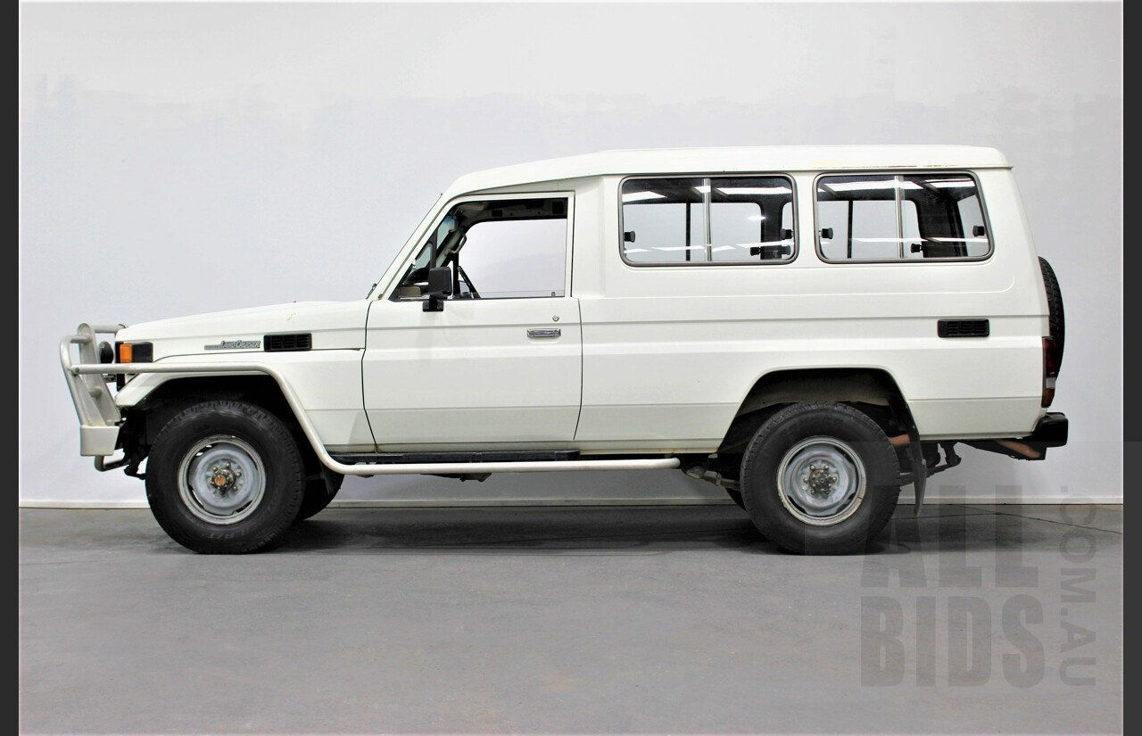 12/1989 Toyota Landcruiser (4x4) 11 Seater HJ75RV Troopcarrier White 4.0L Diesel