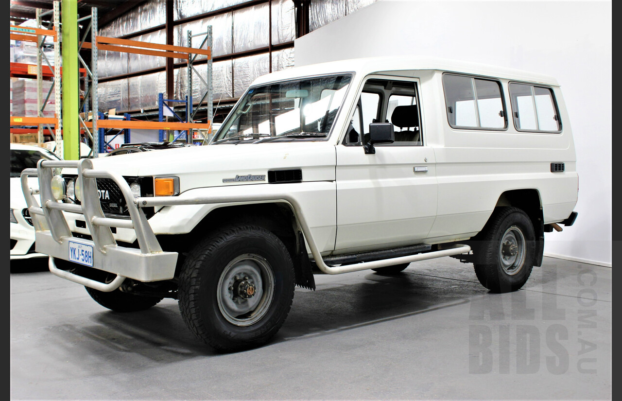 12/1989 Toyota Landcruiser (4x4) 11 Seater HJ75RV Troopcarrier White 4.0L Diesel