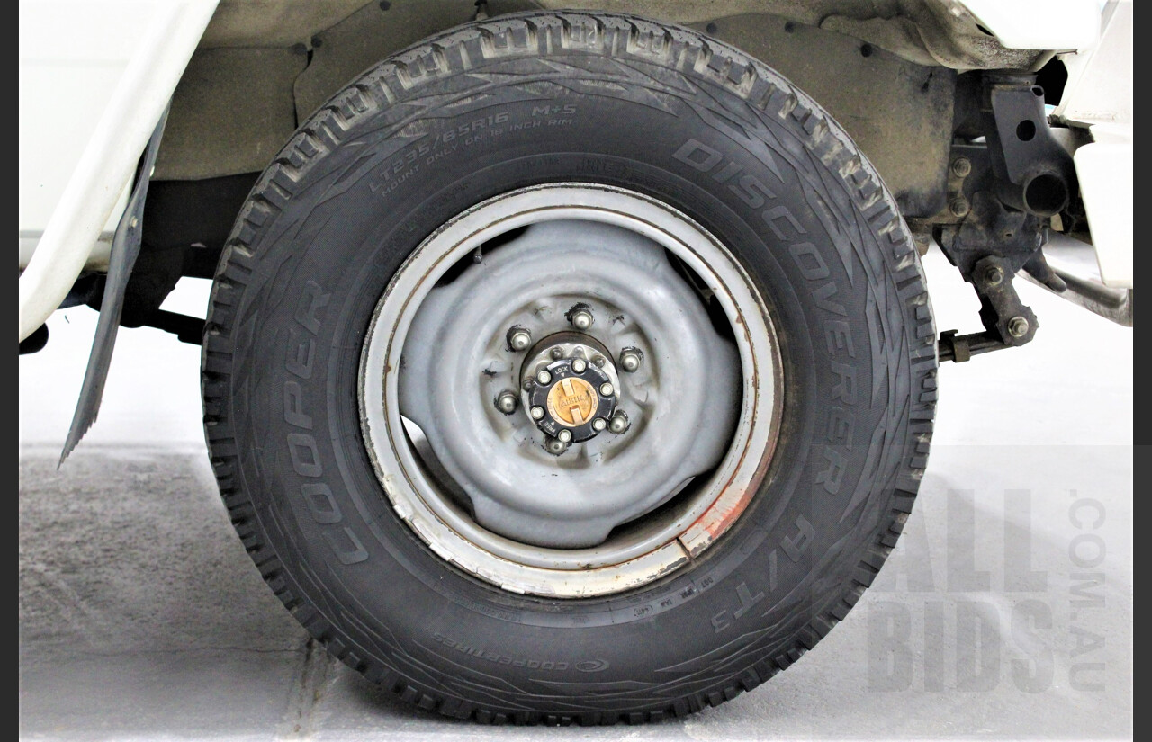 12/1989 Toyota Landcruiser (4x4) 11 Seater HJ75RV Troopcarrier White 4.0L Diesel