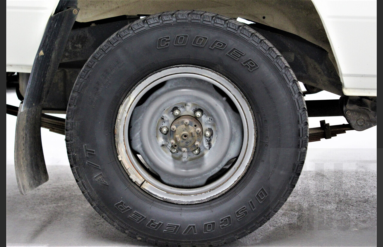 12/1989 Toyota Landcruiser (4x4) 11 Seater HJ75RV Troopcarrier White 4.0L Diesel