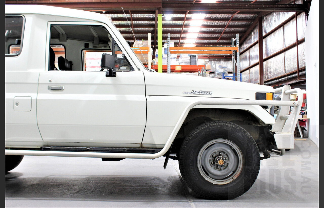 12/1989 Toyota Landcruiser (4x4) 11 Seater HJ75RV Troopcarrier White 4.0L Diesel