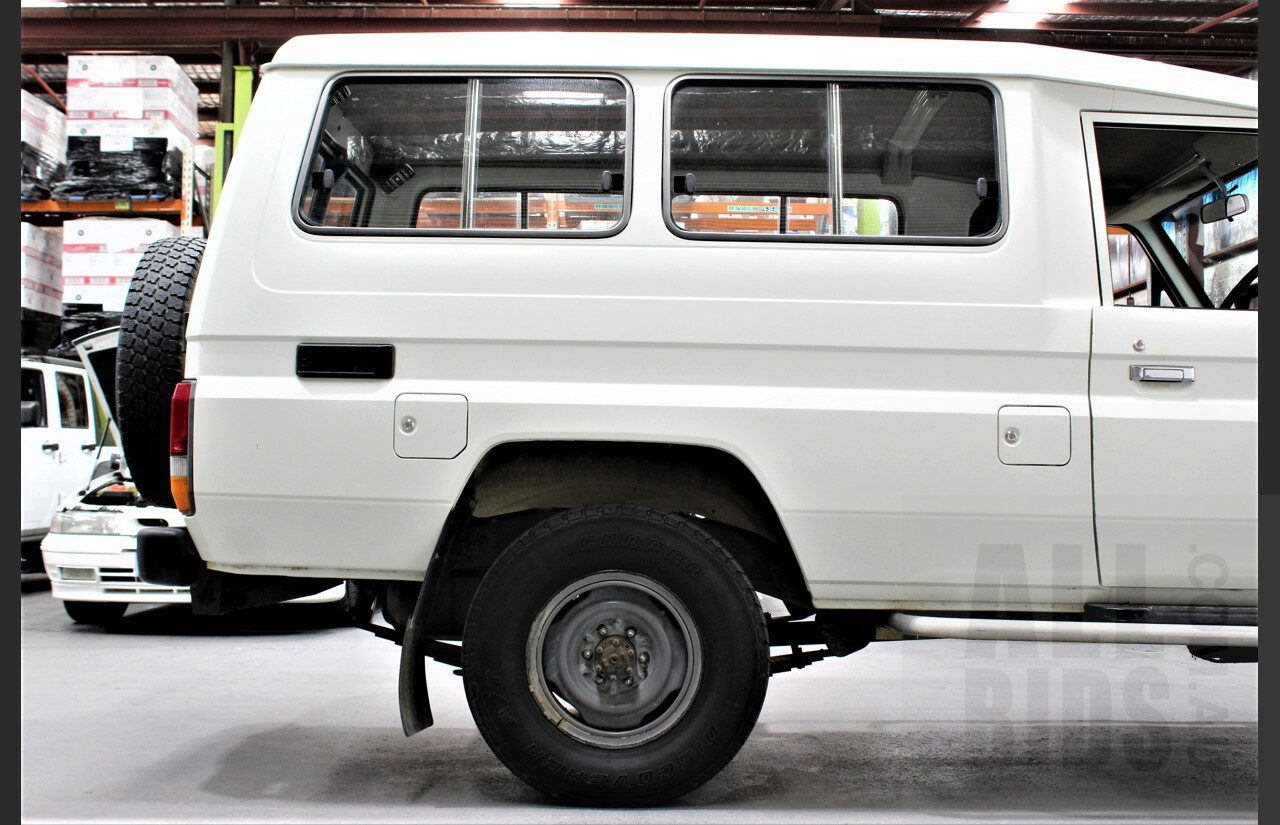 12/1989 Toyota Landcruiser (4x4) 11 Seater HJ75RV Troopcarrier White 4.0L Diesel