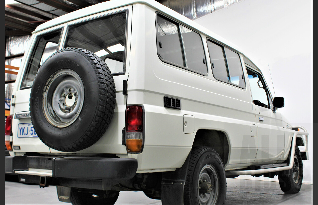 12/1989 Toyota Landcruiser (4x4) 11 Seater HJ75RV Troopcarrier White 4.0L Diesel