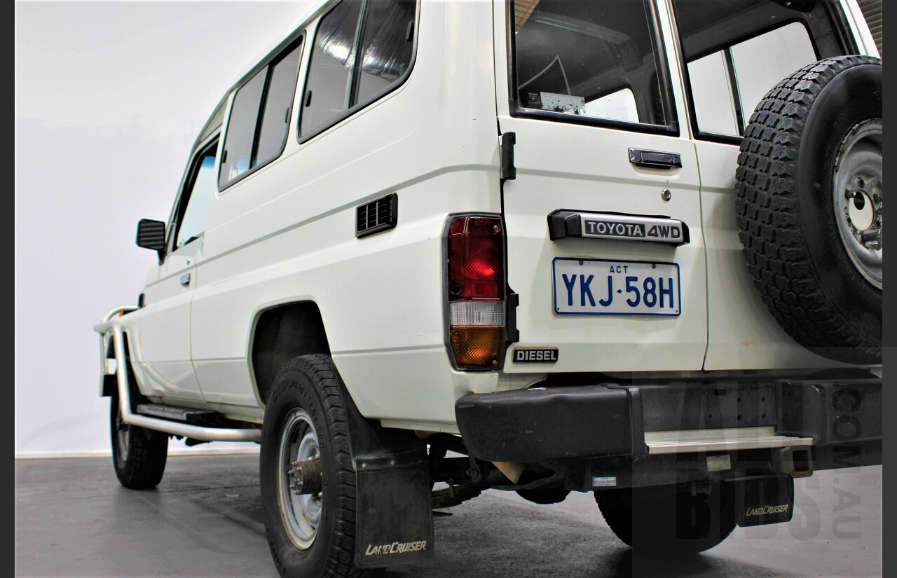 12/1989 Toyota Landcruiser (4x4) 11 Seater HJ75RV Troopcarrier White 4.0L Diesel