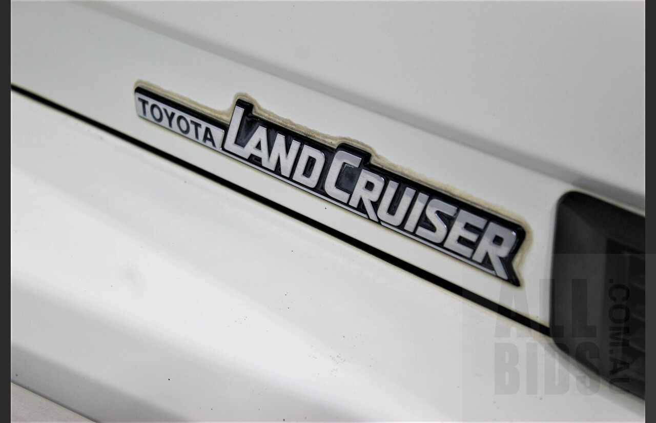12/1989 Toyota Landcruiser (4x4) 11 Seater HJ75RV Troopcarrier White 4.0L Diesel