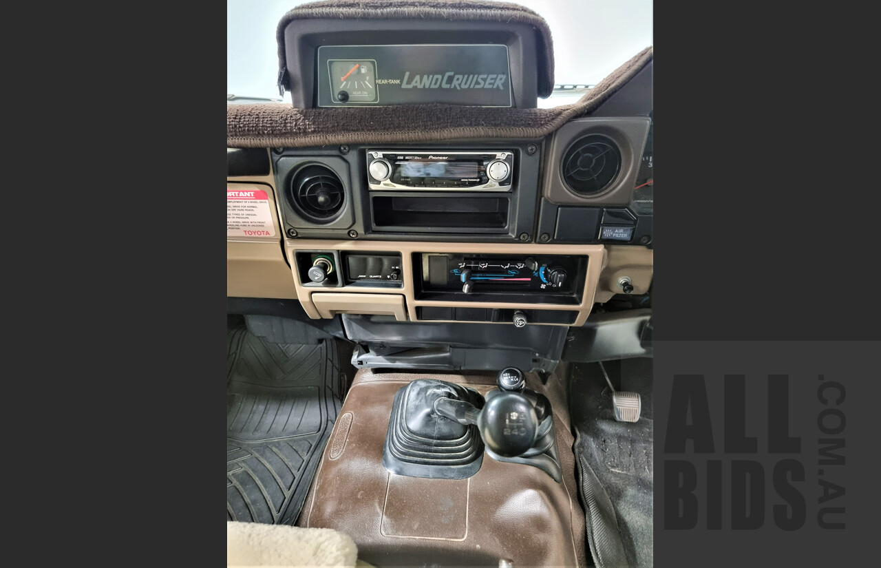 12/1989 Toyota Landcruiser (4x4) 11 Seater HJ75RV Troopcarrier White 4.0L Diesel