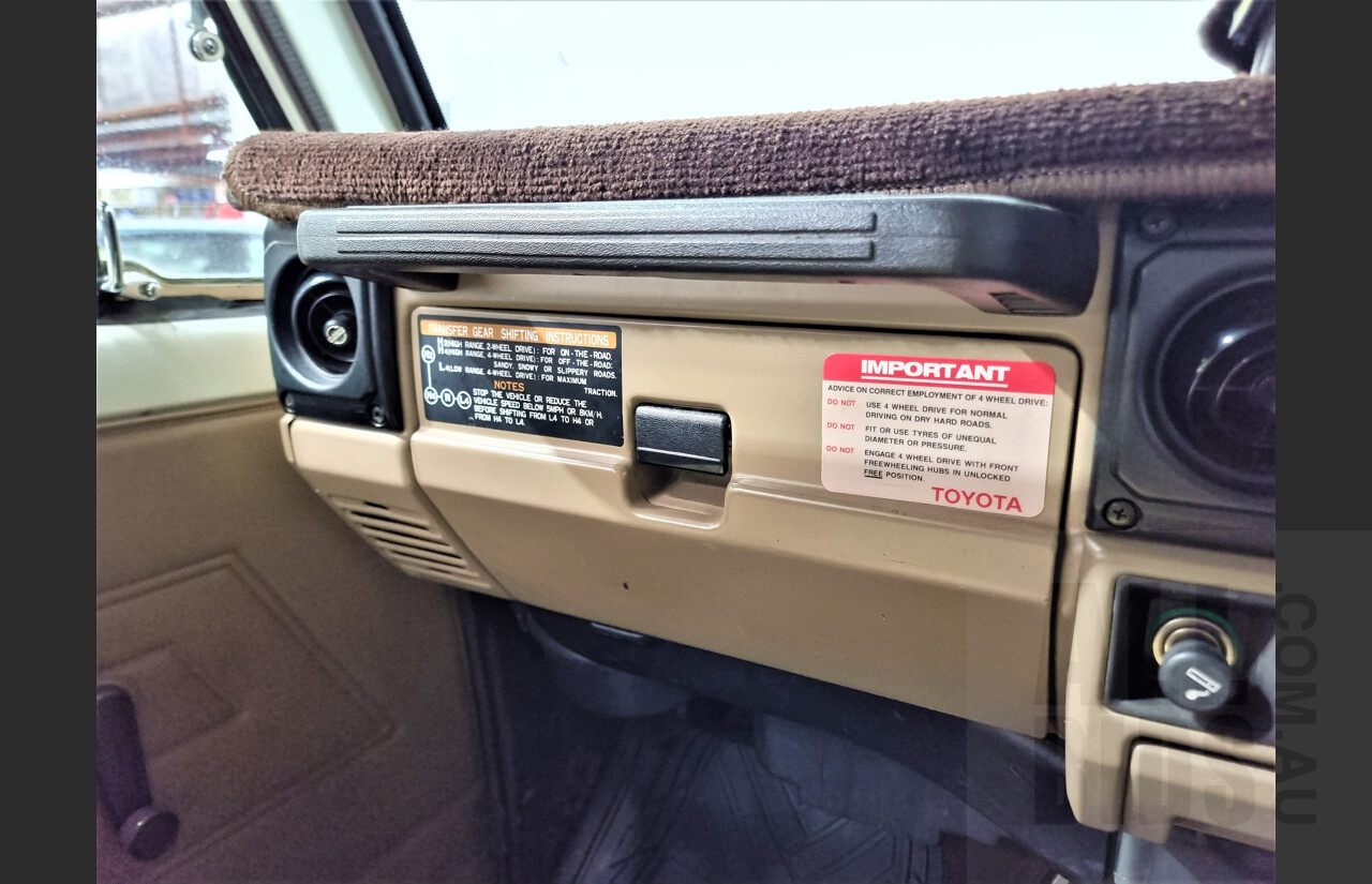 12/1989 Toyota Landcruiser (4x4) 11 Seater HJ75RV Troopcarrier White 4.0L Diesel