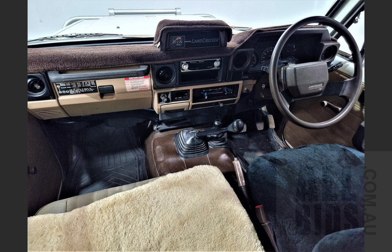 12/1989 Toyota Landcruiser (4x4) 11 Seater HJ75RV Troopcarrier White 4.0L Diesel