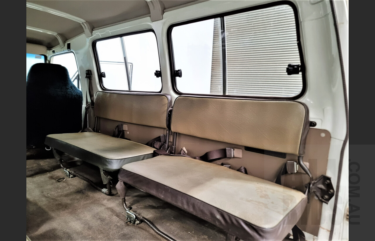 12/1989 Toyota Landcruiser (4x4) 11 Seater HJ75RV Troopcarrier White 4.0L Diesel