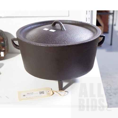 Cast Iron Metters 12 inch Lidded Camp Oven on Tripod Legs