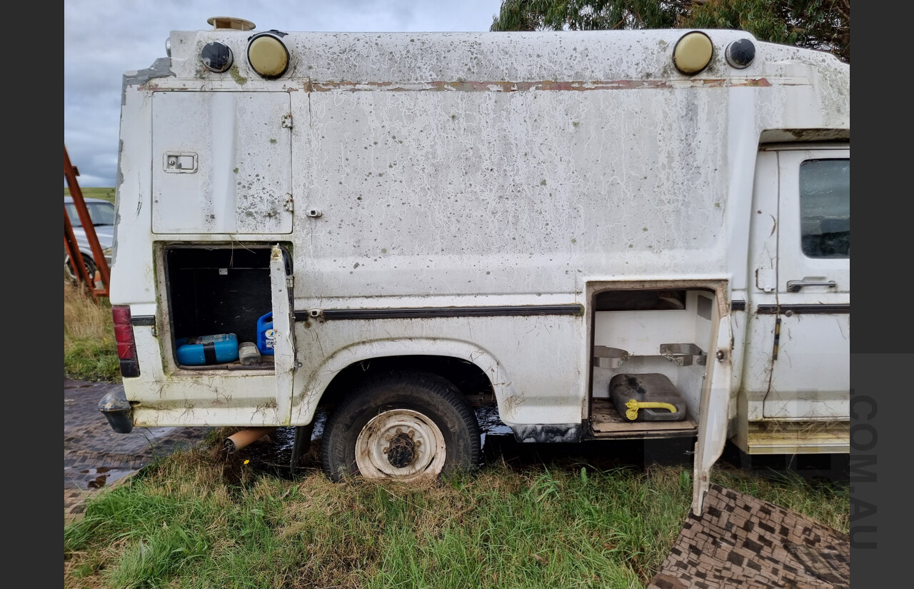 6/1991 Ford F350 Custom 4x4 Ex-Ambulance White 5.8L V8