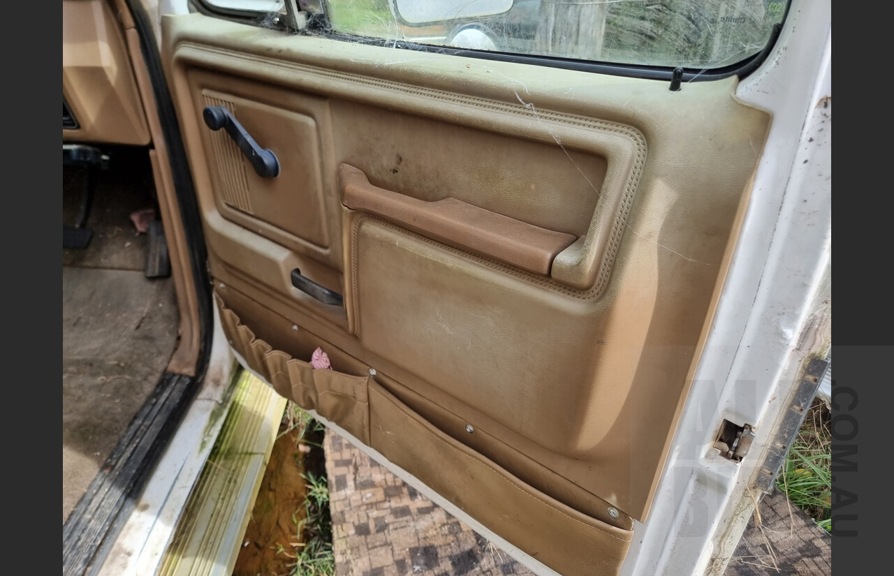 6/1991 Ford F350 Custom 4x4 Ex-Ambulance White 5.8L V8