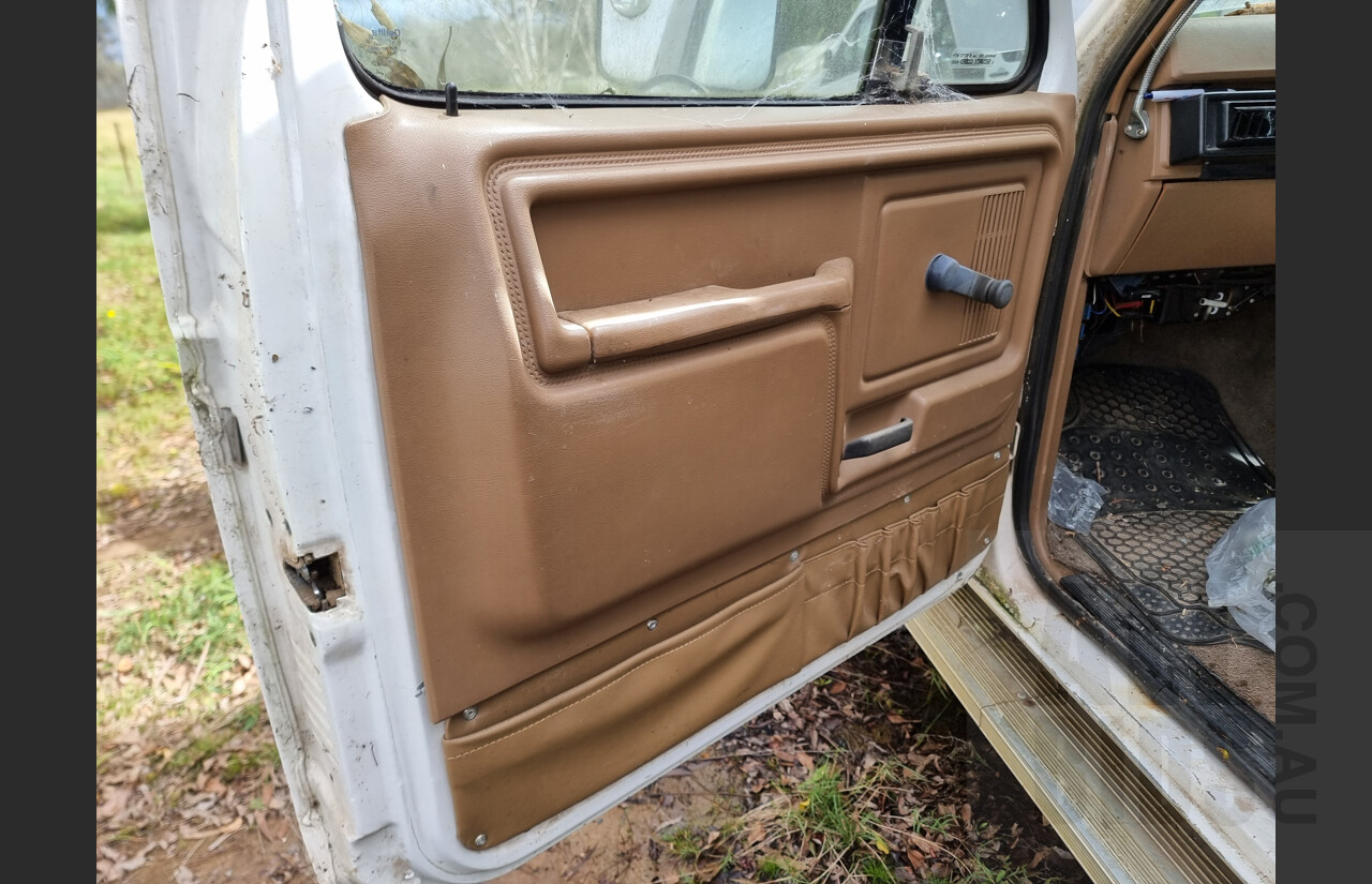 6/1991 Ford F350 Custom 4x4 Ex-Ambulance White 5.8L V8