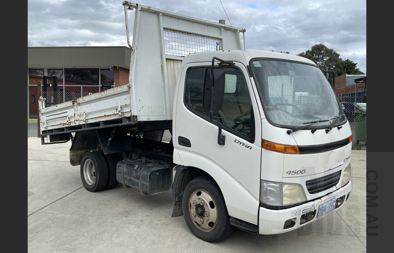 1/2001 Toyota Dyna 4500 XZU302 Tipper Truck White 4.6L