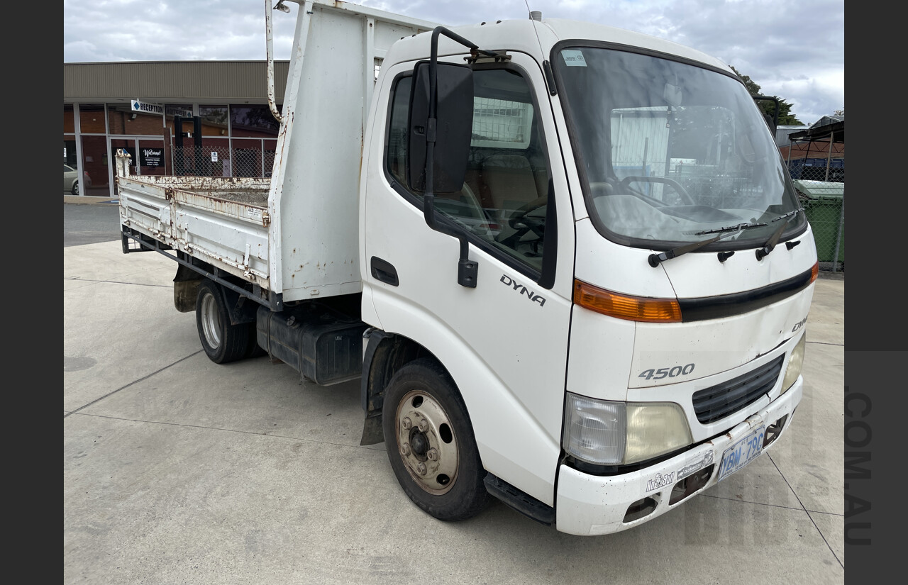 1/2001 Toyota Dyna 4500 XZU302 Tipper Truck White 4.6L